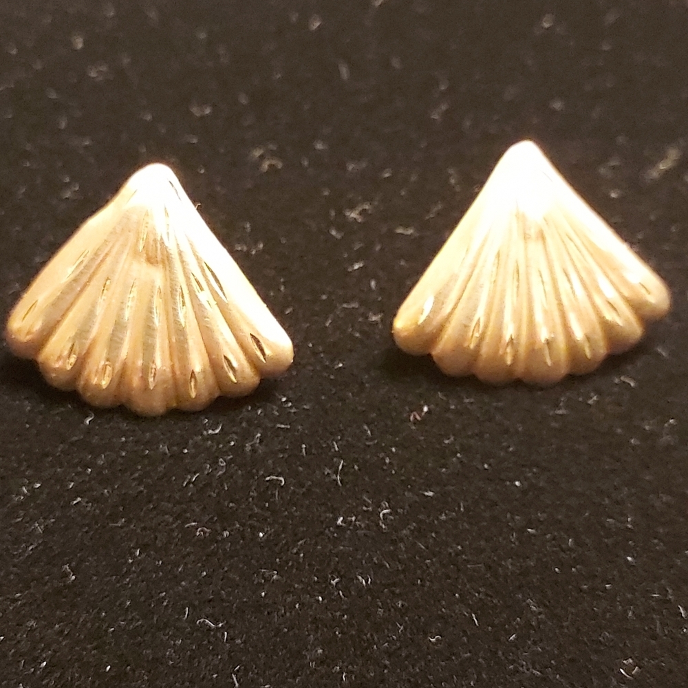 14K Solid Gold Vintage Fan Shell Shaped Stud Earrings